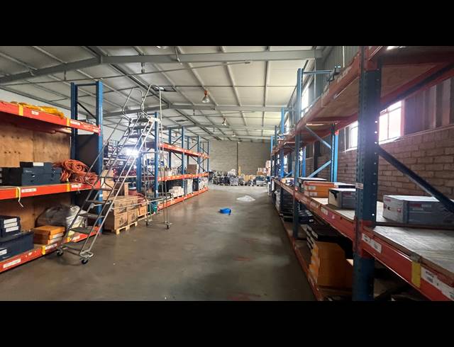 1,040M² WAREHOUSE TO LET IN SPARTAN